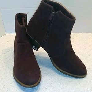 Gina Group ankle boots.